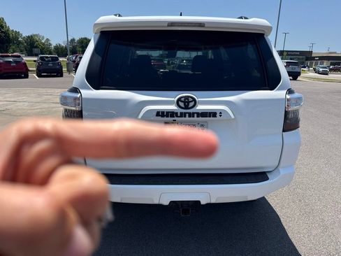 Used 2022 Toyota 4Runner SR5 AWD/4WD image 7