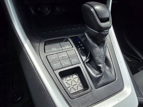 Used 2021 Toyota RAV4 LE AWD/4WD image 26