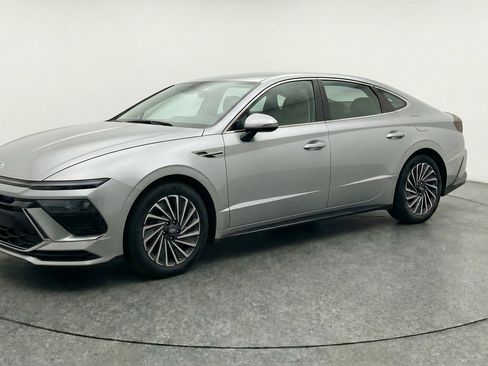 Used 2025 Hyundai Sonata SEL FWD image 3