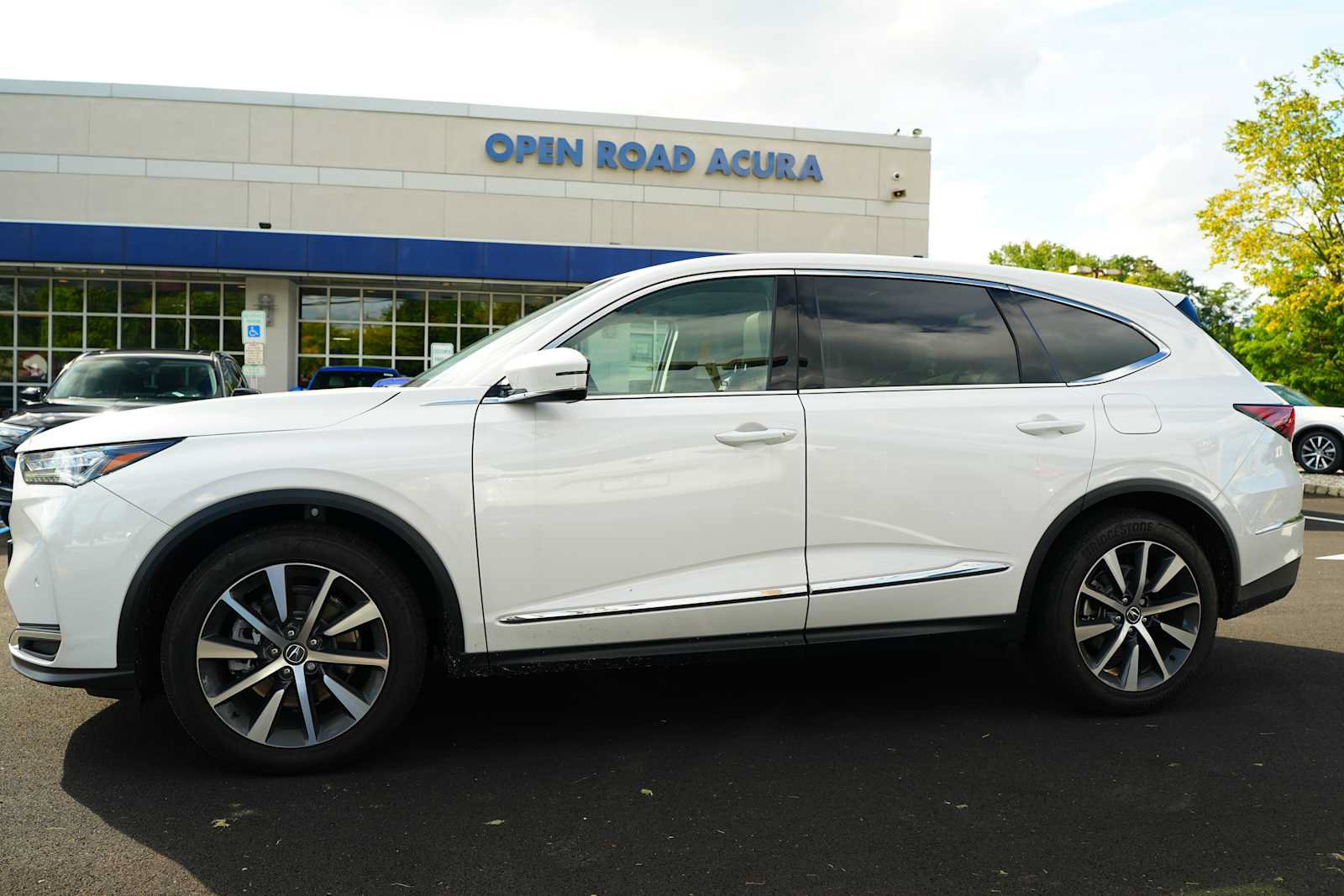 Used 2026 Acura MDX w/ Technology Package AWD/4WD image 3