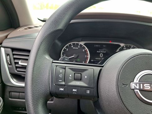 Used 2023 Nissan Rogue SV FWD image 17