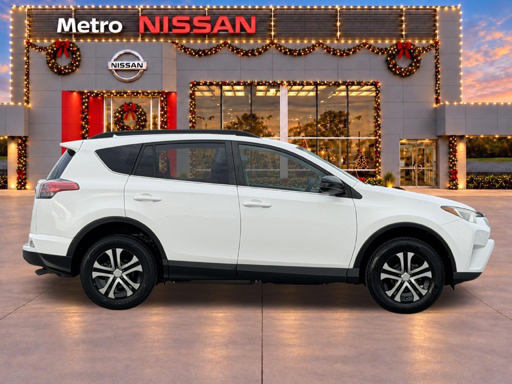 Used 2017 Toyota RAV4 LE FWD image 4