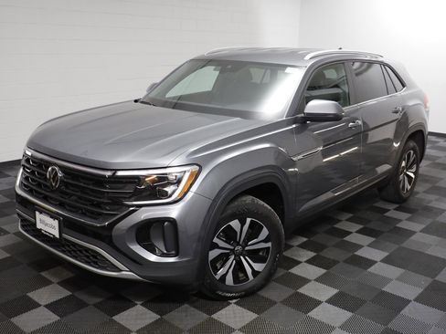 Used 2024 Volkswagen Atlas Cross Sport SE image 2