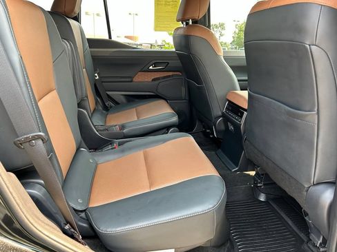 Used 2025 Lexus GX 550 w/ Accessory Package (2T) AWD/4WD image 30