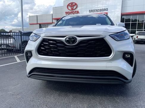 Used 2025 Toyota Highlander XLE FWD image 3