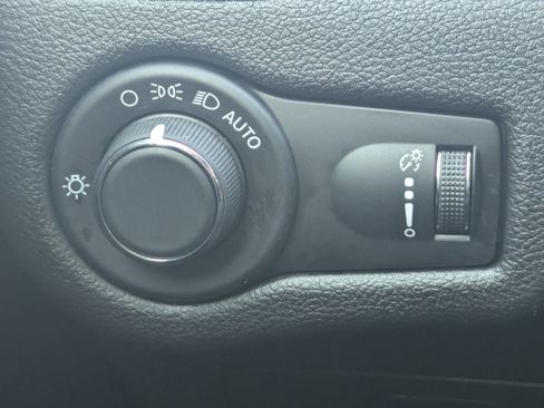 Used 2020 Jeep Cherokee Latitude image 34