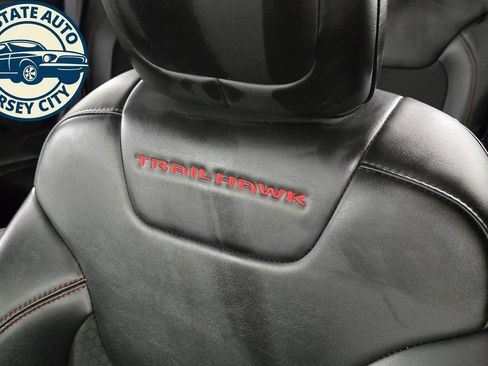 Used 2019 Jeep Cherokee Trailhawk w/ Comfort/Convenience Group AWD/4WD image 29