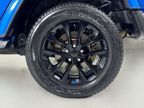 Used 2023 Jeep Wrangler Unlimited Sahara w/ Cold Weather Group AWD/4WD image 9