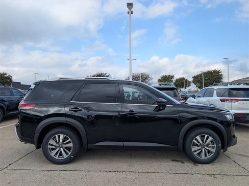 New 2025 Nissan Pathfinder SL image 3