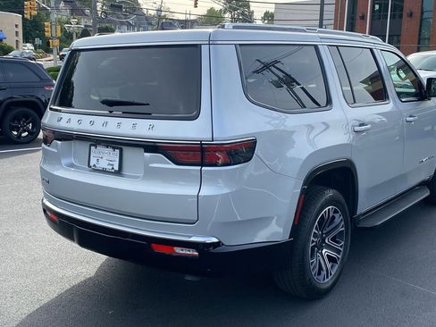 Used 2025 Jeep Wagoneer 4WD w/ Premium Group I image 28