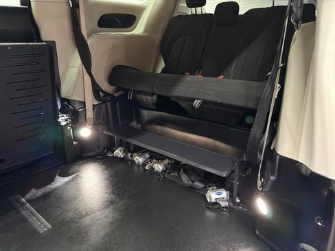Used 2022 Chrysler Voyager LX image 30