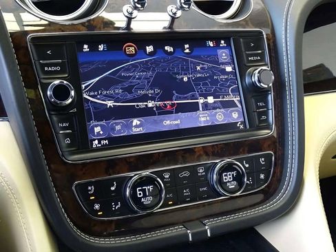 Used 2017 Bentley Bentayga AWD/4WD image 35