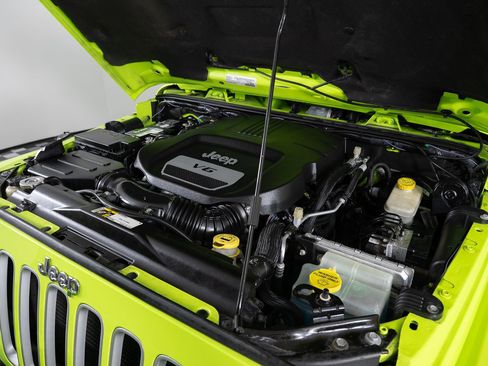 Used 2016 Jeep Wrangler Unlimited Sahara w/ Connectivity Group image 41