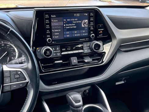 Used 2022 Toyota Highlander XLE image 6