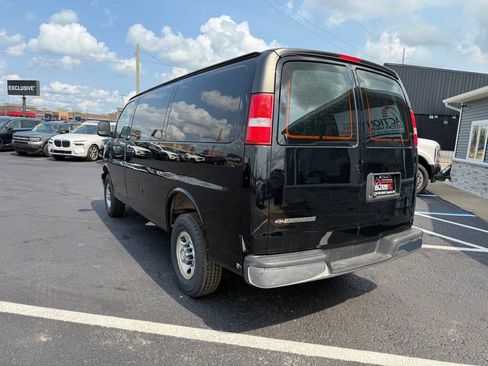 Used 2017 Chevrolet Express 2500 RWD image 3