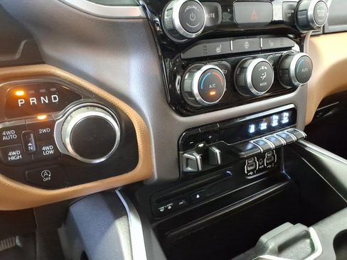 Used 2019 RAM 1500 4x4 Crew Cab Classic Big Horn image 17