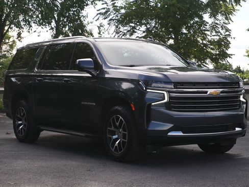 Used 2021 Chevrolet Suburban LT RWD image 3