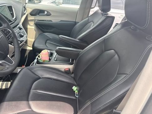 Used 2023 Chrysler Pacifica Touring-L AWD/4WD image 22
