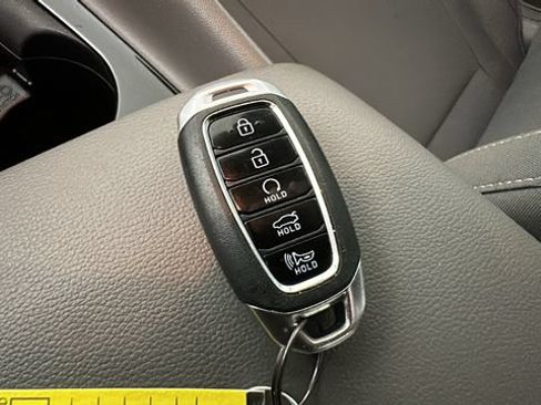 Used 2022 Hyundai Elantra SEL w/ Convenience Package FWD image 21