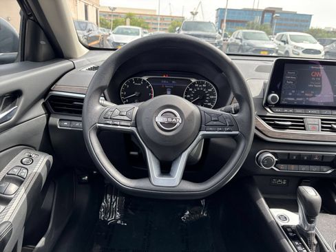 Used 2025 Nissan Altima 2.5 SV FWD image 34