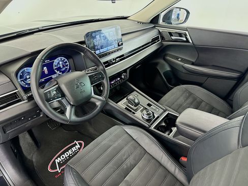 Used 2023 Mitsubishi Outlander SE image 15