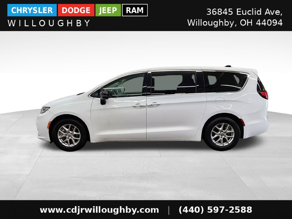 Used 2024 Chrysler Pacifica Touring-L FWD image 6