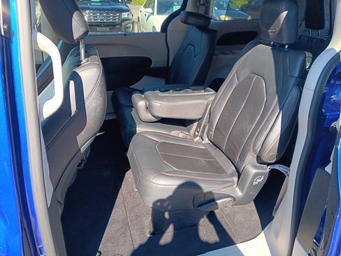 Used 2018 Chrysler Pacifica Touring-L FWD image 9
