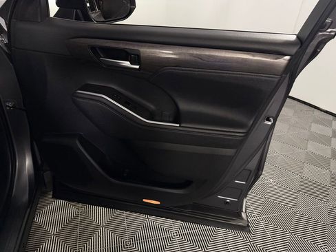 Used 2024 Toyota Highlander Limited image 28