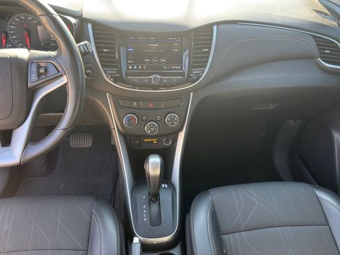 Used 2022 Chevrolet Trax LT w/ LT Convenience Package image 11