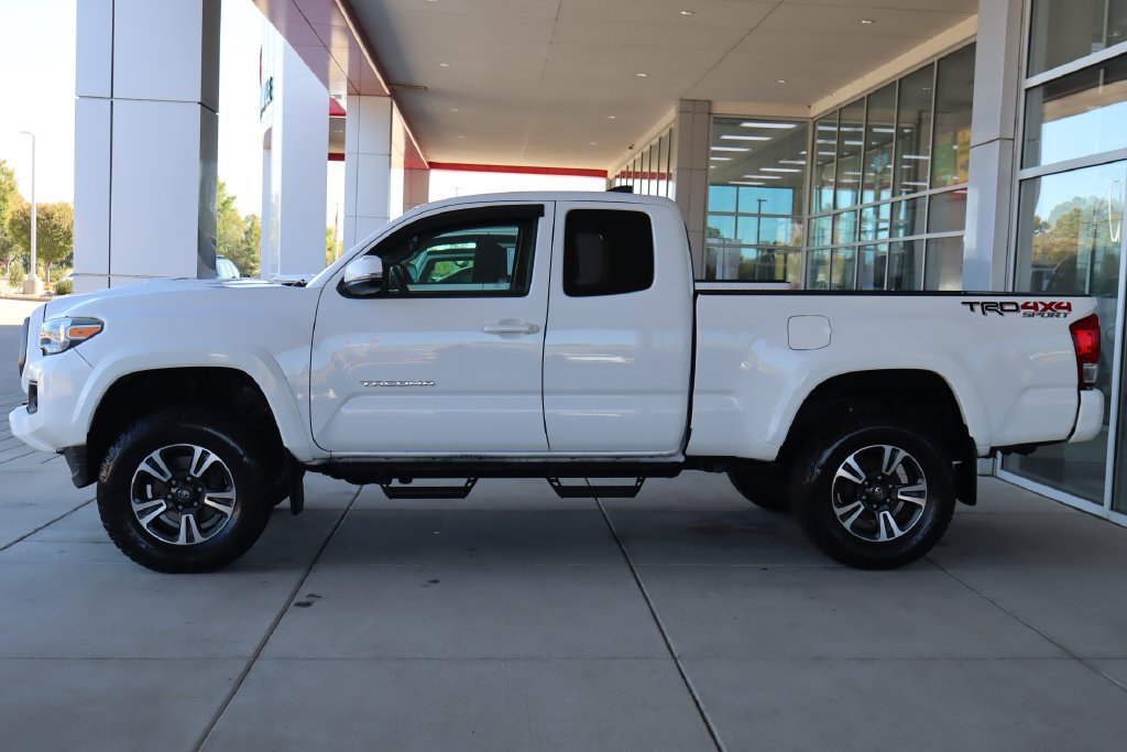 Used 2017 Toyota Tacoma TRD Sport w/ Tow Package (A/T) AWD/4WD image 4
