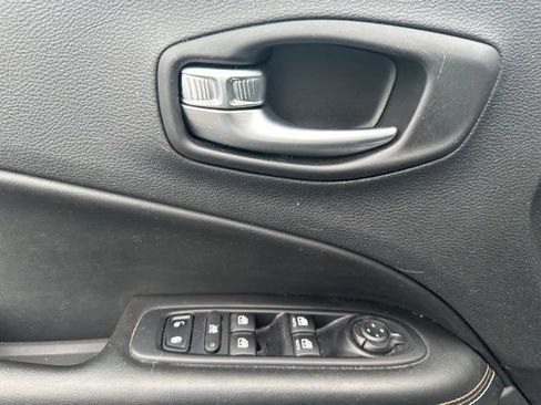 Used 2019 Jeep Compass Latitude w/ Cold Weather Group image 9