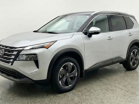 Used 2025 Nissan Rogue SV AWD/4WD image 3