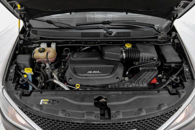 Used 2019 Chrysler Pacifica Touring-L FWD image 47
