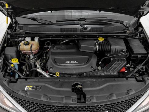 Used 2019 Chrysler Pacifica Touring-L FWD image 47