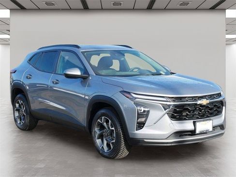 Used 2024 Chevrolet Trax LT w/ Sunroof Package image 1