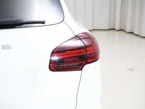 Used 2017 Porsche Cayenne Turbo AWD image 27