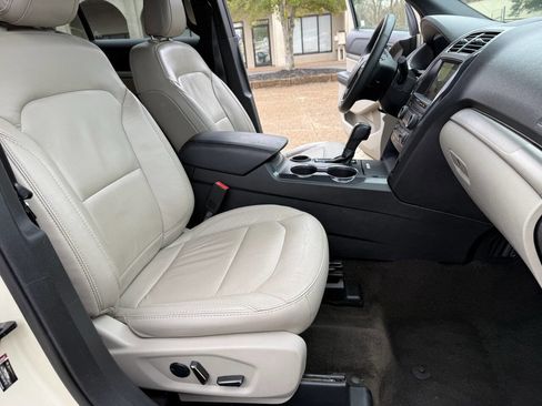 Used 2018 Ford Explorer XLT w/ Equipment Group 202A image 7