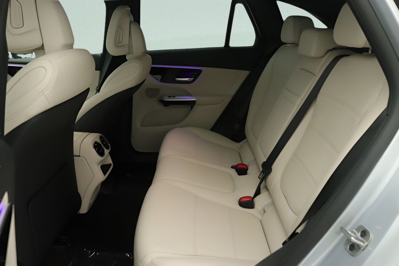 Used 2025 Mercedes-Benz GLC 350e 4MATIC image 31