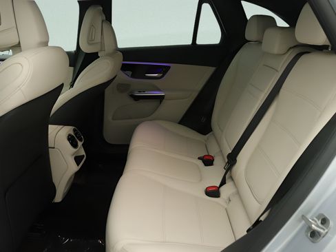 Used 2025 Mercedes-Benz GLC 350e 4MATIC image 31