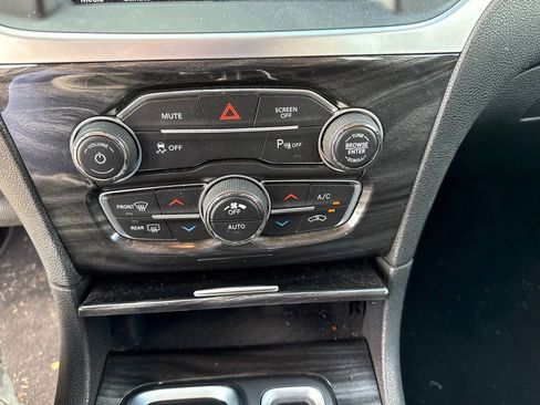 Used 2022 Chrysler 300 Touring L RWD image 24