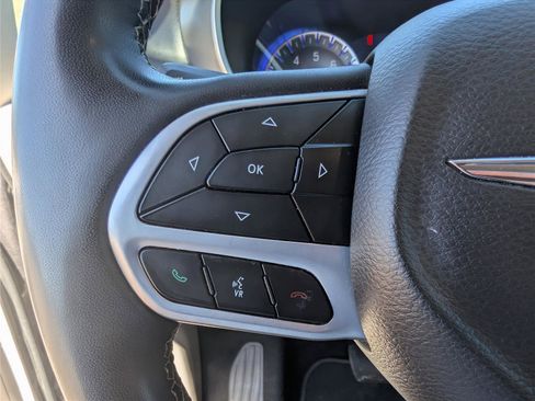 Used 2022 Chrysler Pacifica Touring-L image 24