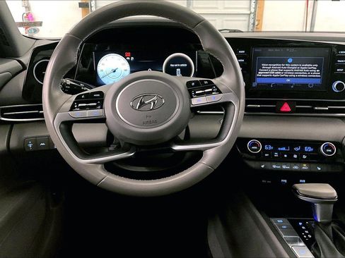 Used 2022 Hyundai Elantra SEL w/ Convenience + Premium Package image 5