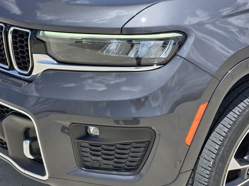 Used 2022 Jeep Grand Cherokee Overland w/ Luxury Tech Group IV AWD/4WD image 10