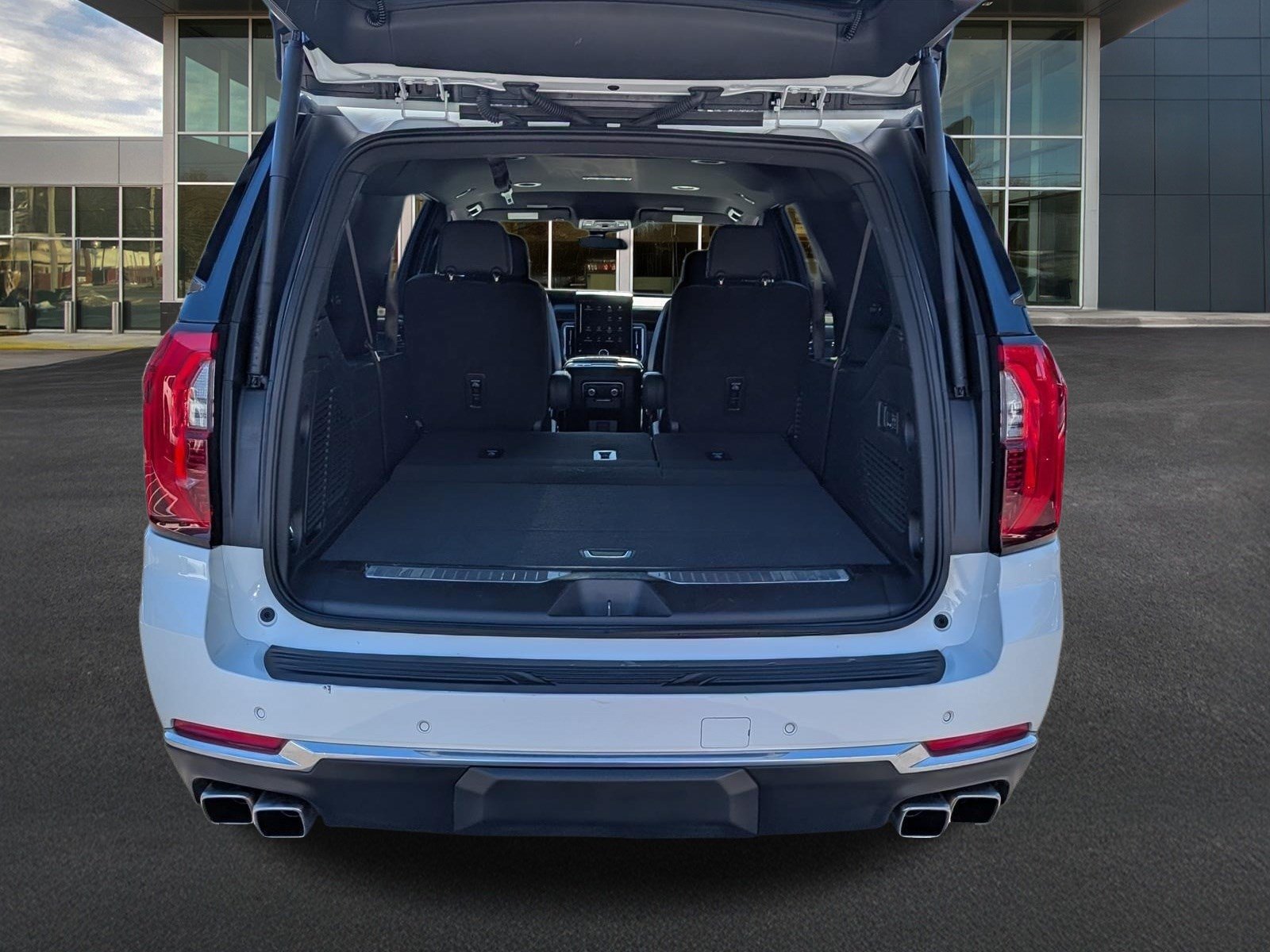 Used 2025 GMC Yukon XL Denali AWD/4WD image 14