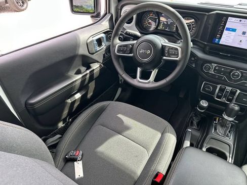 Used 2026 Jeep Wrangler Unlimited Sahara AWD/4WD image 19