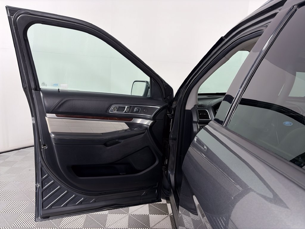 Used 2017 Ford Explorer Platinum AWD/4WD image 10