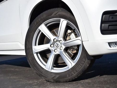 Used 2021 Volvo XC90 T6 Momentum image 3