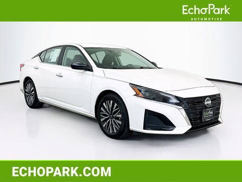 Used 2025 Nissan Altima 2.5 SV FWD image 1