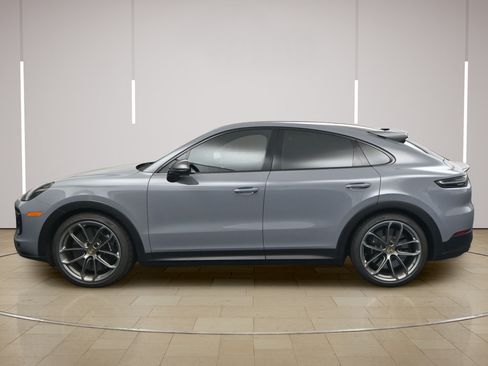 Certified 2022 Porsche Cayenne Turbo GT AWD/4WD image 2