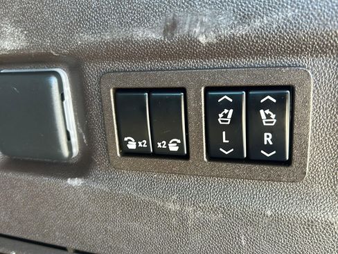 Used 2021 Chevrolet Suburban Z71 w/ Z71 Signature Package image 16